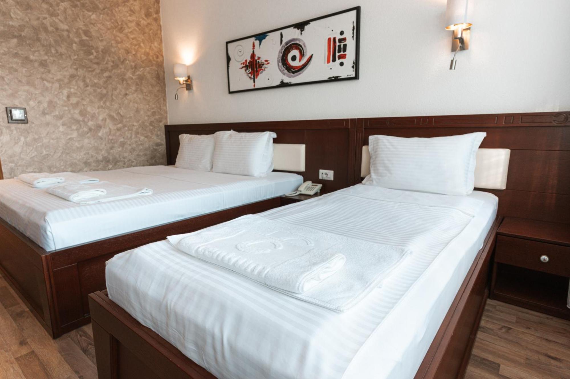 Hotel Centrum Призрен Экстерьер фото